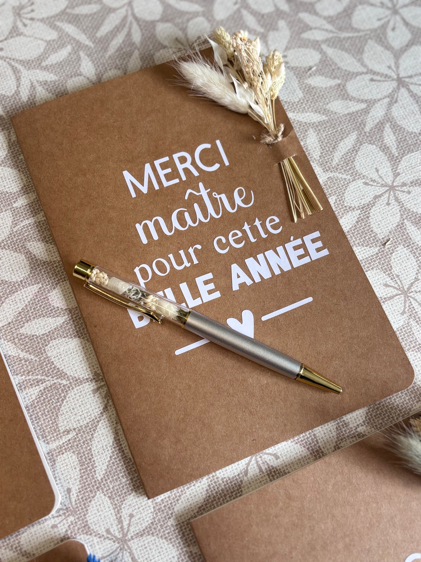 Carnet personnalisé de fin d’année – Merci Maîtresse, Maître ou Nounou 🌸