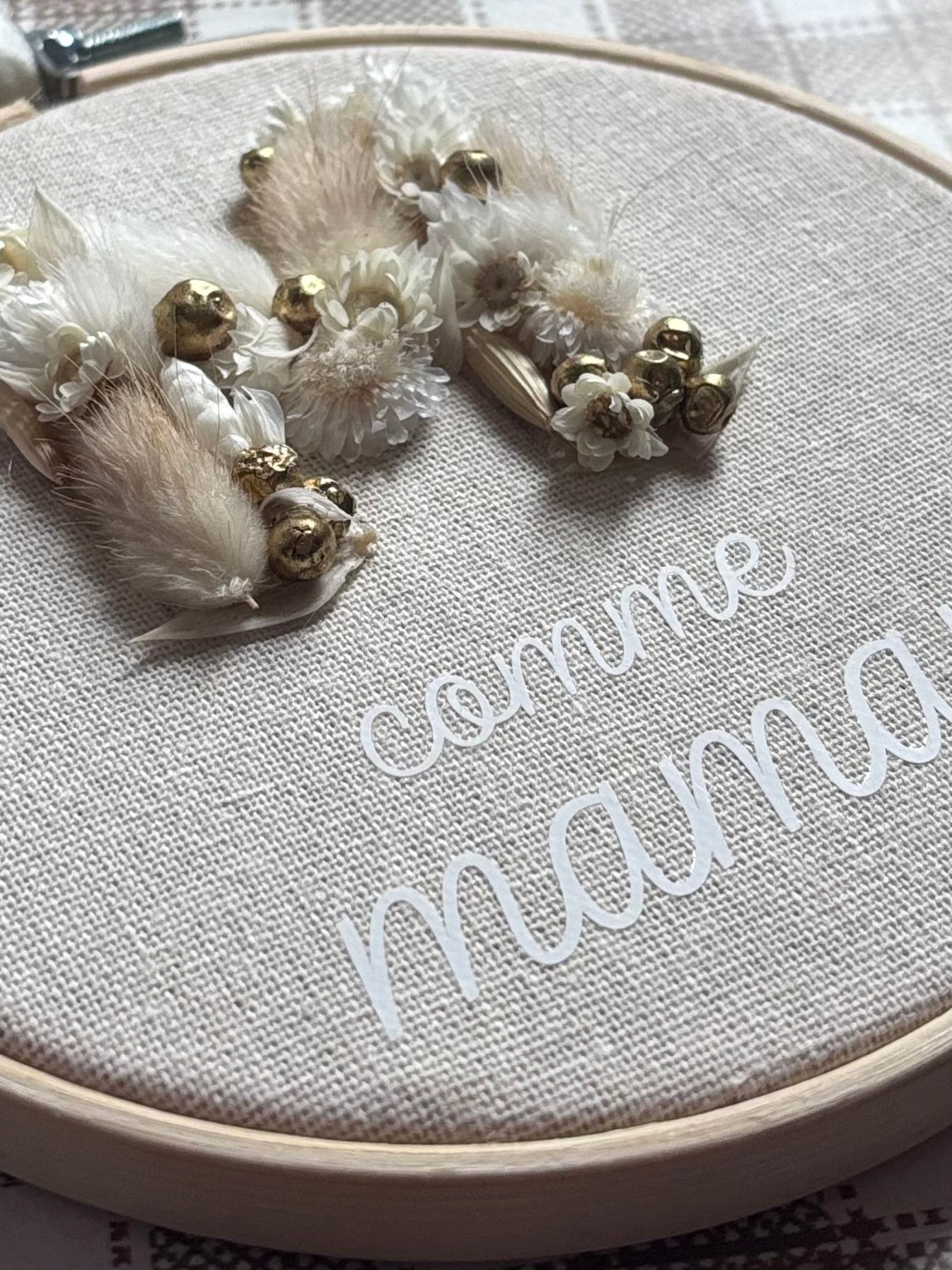 Tambourin fleuri « M comme maman » – Fleurs séchées