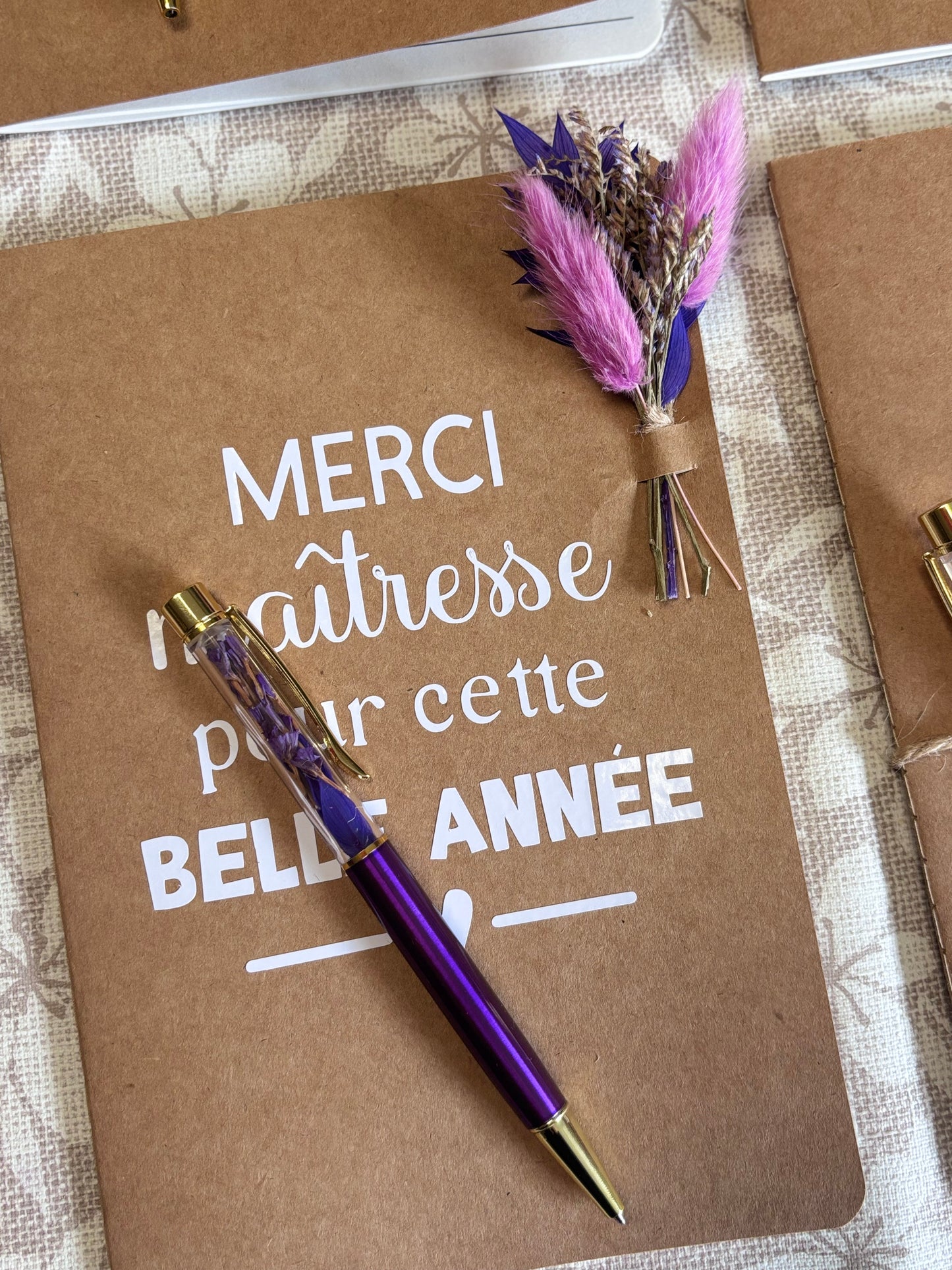 Carnet personnalisé de fin d’année – Merci Maîtresse, Maître ou Nounou 🌸