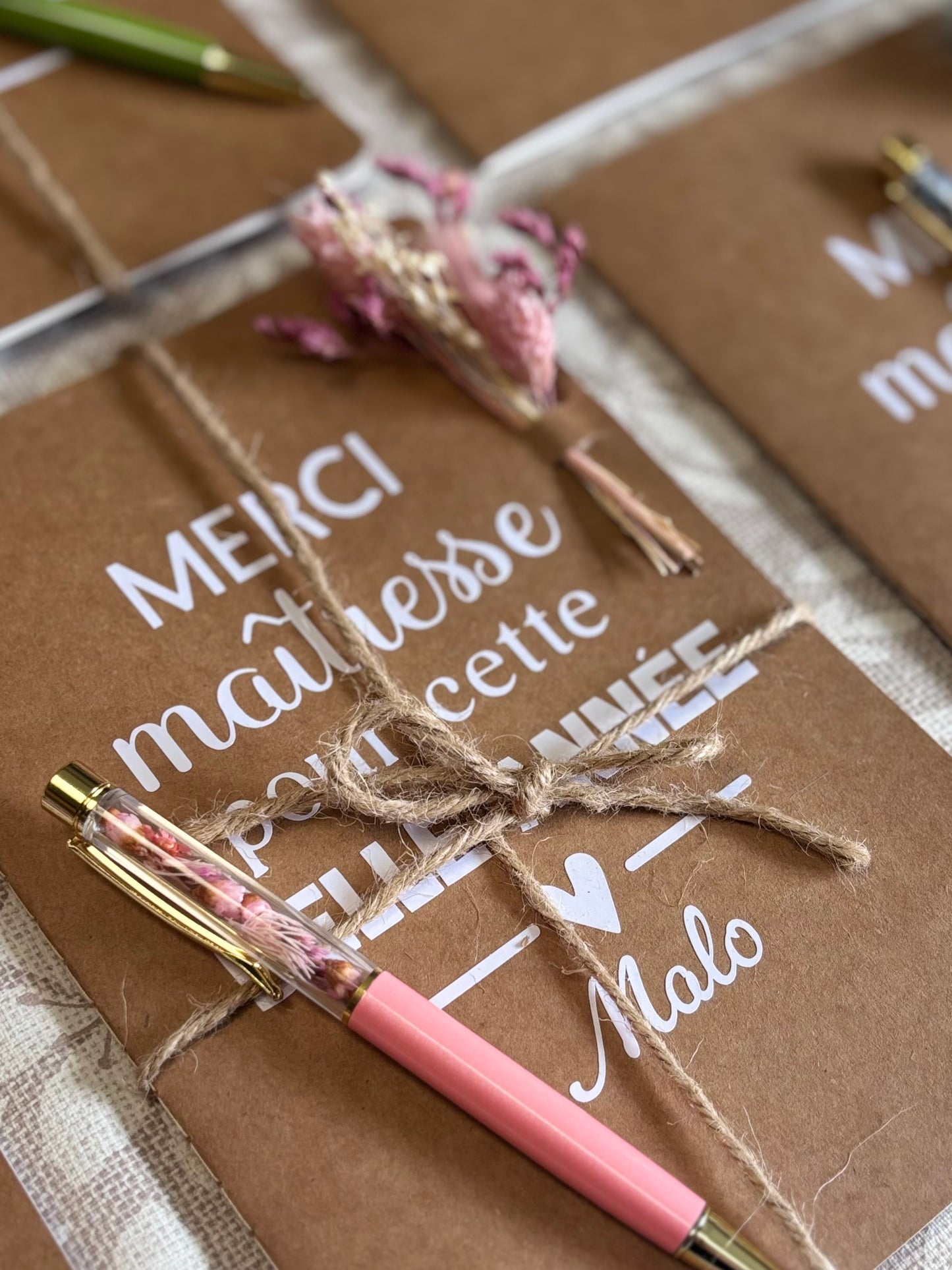 Carnet personnalisé de fin d’année – Merci Maîtresse, Maître ou Nounou 🌸