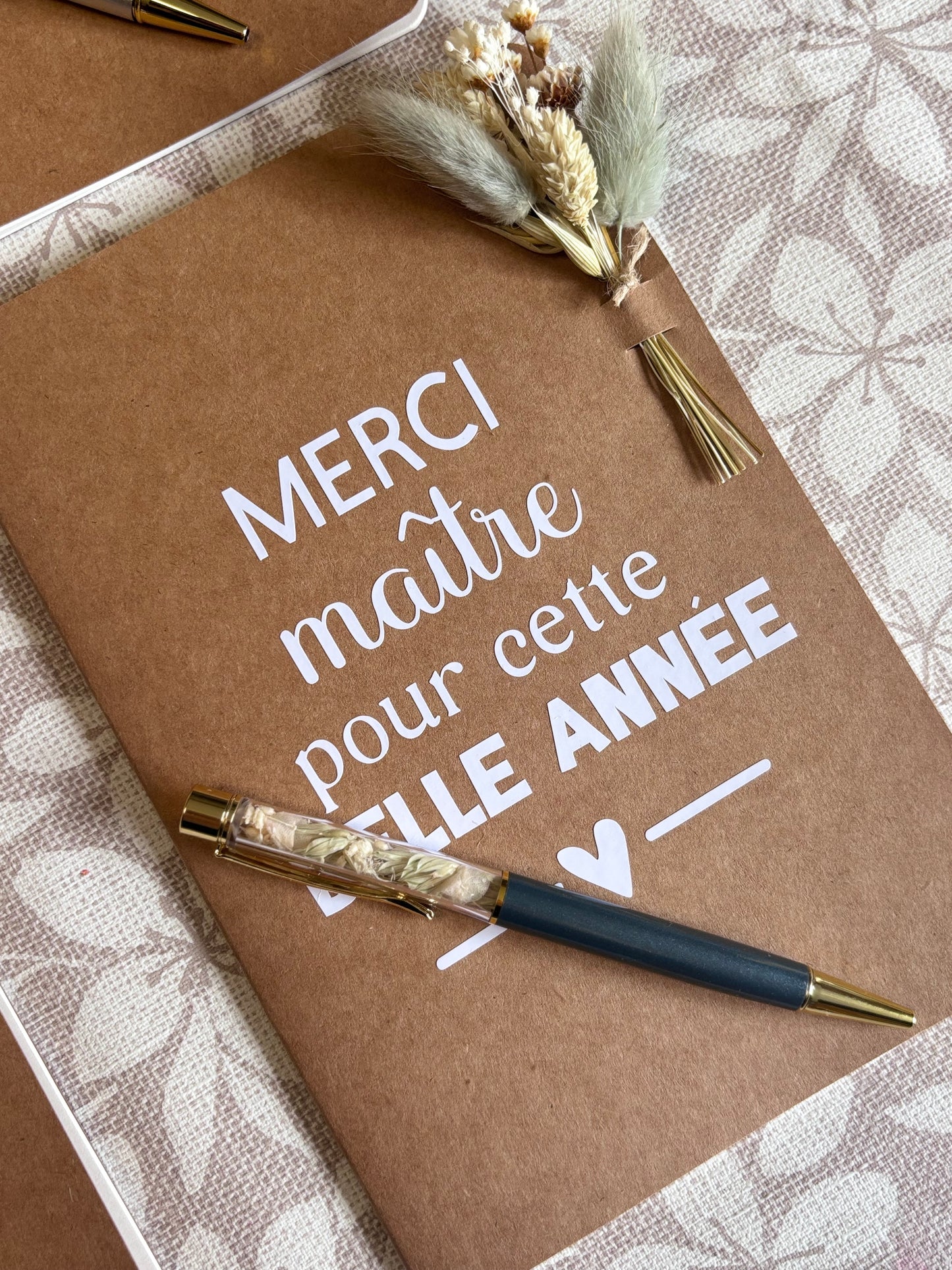 Carnet personnalisé de fin d’année – Merci Maîtresse, Maître ou Nounou 🌸